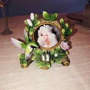 Decorative picture frame with Hummingbird